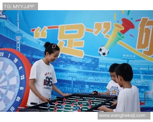 街头足球秀足球明星与市民互动展现精彩技艺与热情魅力